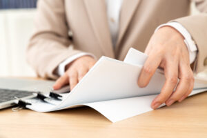 現況調査報告書を確認する裁判所書記官